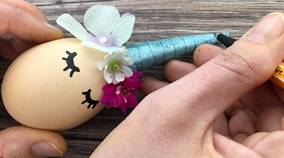 ostern-eier-faerben-einhorn-schritt5-575-320-22577-38664
