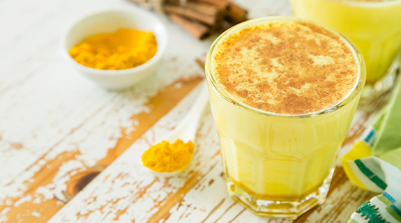 kurkuma-latte-winterliche-getränke-inspiration-575x320-18207-1