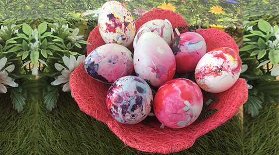 ostereierfaerberei-im-nest-575x320-4785-38673