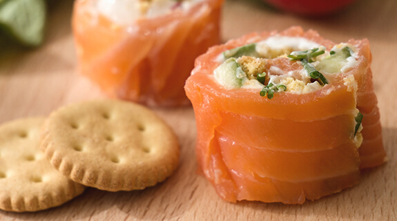 gesunde-snacks-sesamstrasse-lachsrolle-inspiration-575x320-32077