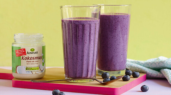 heidelbeer-kokos-smoothie-ballaststoffreich-fruehstuecken-alnatura-inspiration-575-320-23042