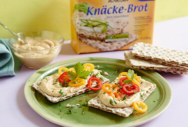 knaeckebrot-mit-hummus-paprika-ballaststoffreich-fruehstuecken-alnatura-inspiration-376-255-23043