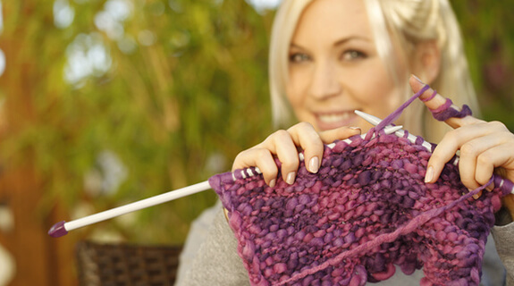 diy-stricken-dame-beim-stricken-01-inspiration-575x320-38683