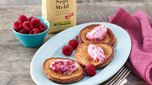 pancakes-mit-himbeerquark-alnatura-inspiration-505x284-16434-0-16792