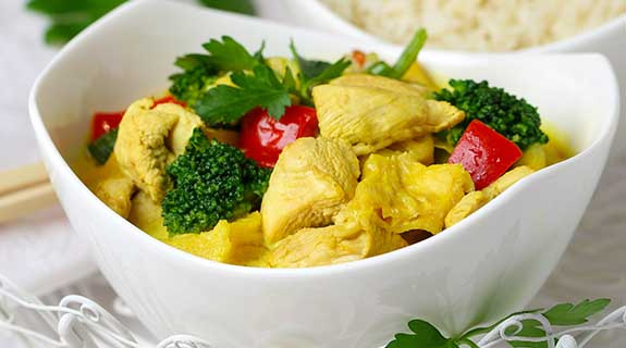 fit-ins-neue-jahr-rezept-bio-primo-ananas-haehnchen-curry-inspiration-575x320-20056