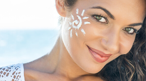 richtig-braeunen-sonnencreme-im-gesicht-575x320-41644