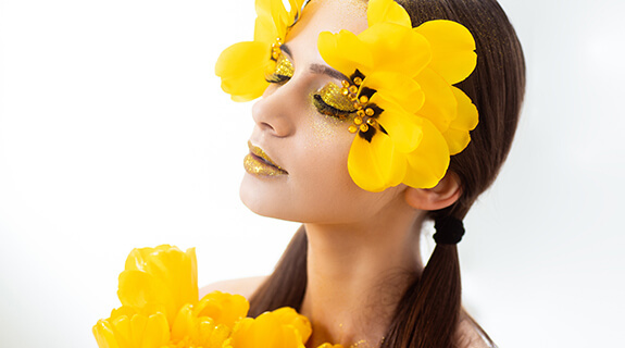 aspen-gold-make-up-trendfarbe-farbe-des-monats-juli-2019-inspiration-575x320-23936