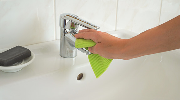 putzen-mit-hausmitteln-armaturen-reinigen-inspiration-575x320px-22366