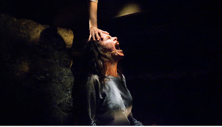 Frau schreit, Hand auf ihrem Kopf