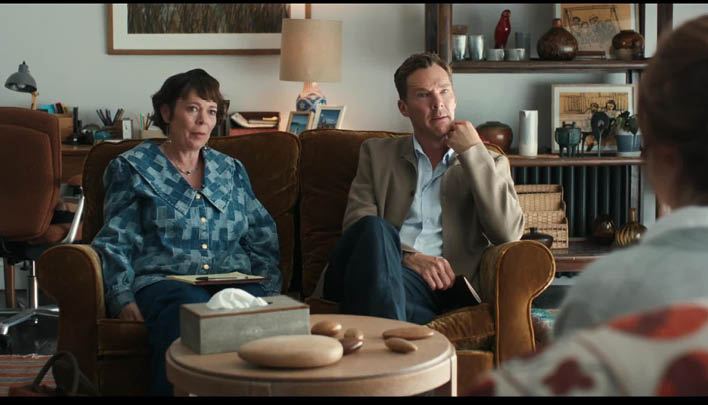 Zwei Menschen sitzen auf einem Sofa