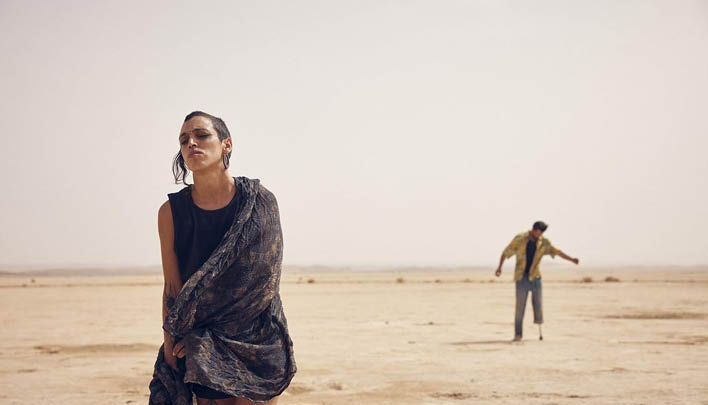 Frau steht in der Wüste