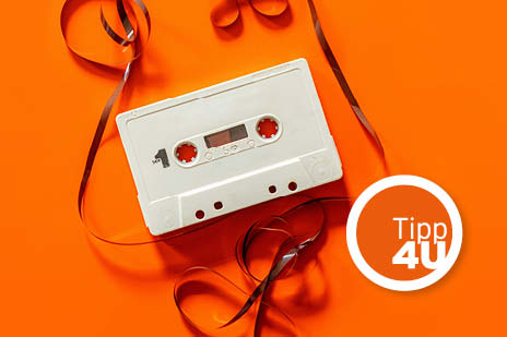 Hörspielkassette auf orangenem Hintergrund