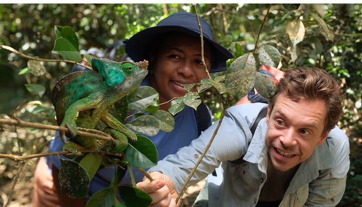 Lifestyle_708x405_Tobi_Krell_Hanitra_Rakotonirina_mit_Chamaeleon_1_26