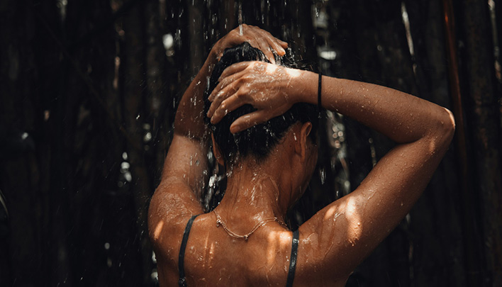 Lifestyle_708x405_Frau_Rueckansicht_Dusche_3_25-708x405.jp