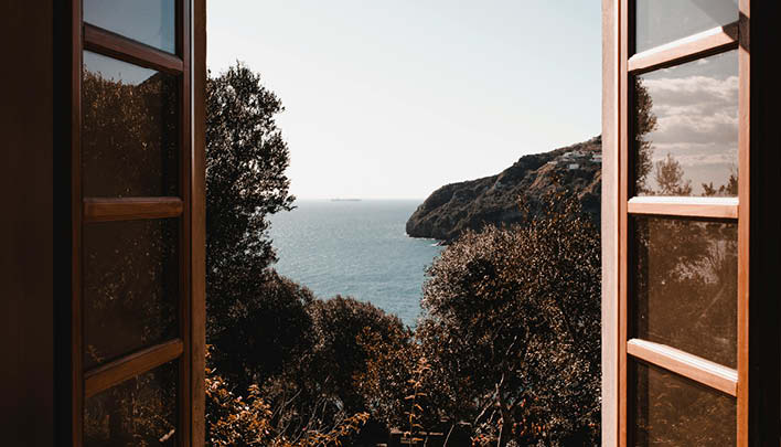 Lifestyle_708x405_Fenster_offen_Ausblick_Meer_4_25-708x405.jpg
