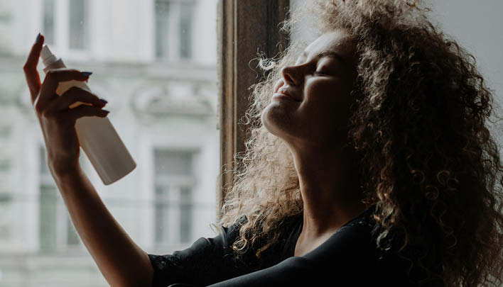Lifestyle_708x405_Frau_sitzen_Fensterbank_Wasserrpueher_4_25-708x405.jpg