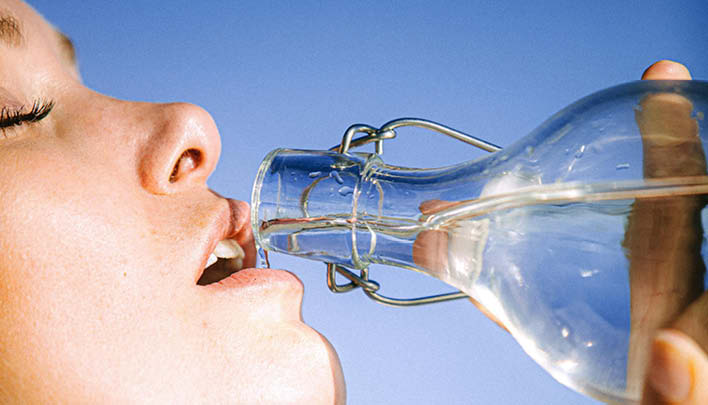 Lifestyle_708x405_Trinken_Wasserflasche_Frauengesicht_Profil_4_25-708x405.jpg