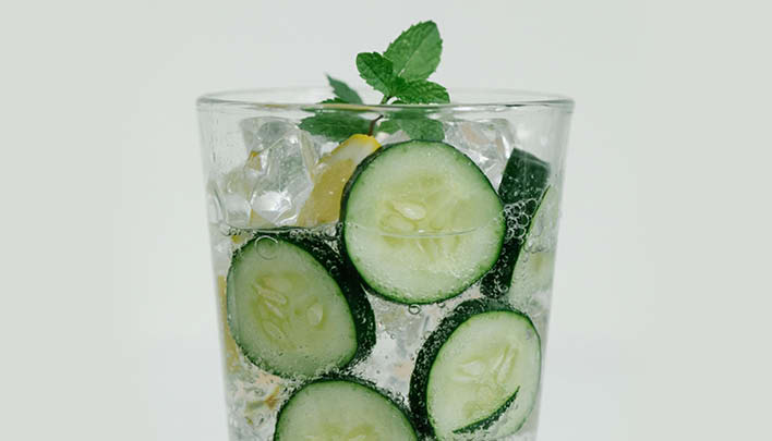 Lifestyle_708x405_Wasserglas_Gurkenscheiben_Minze_4_25-708x405.jpg