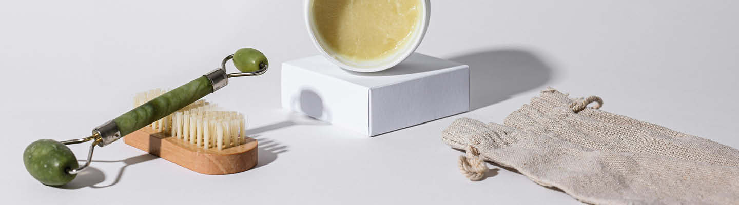 Lifestyle_1440x400_Tiegel_Kosmetikutensilien_weisser_Hintergrund_1_26