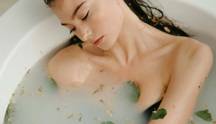 Lifestyle_708x405_Frau_Badewanne_Kra╠êuter_1_26