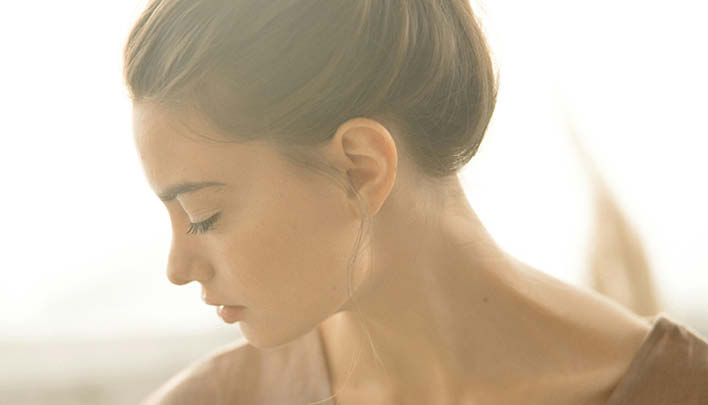 Lifestyle_708x405_Frau_im_Profil_heller_Hintergrund_1_26