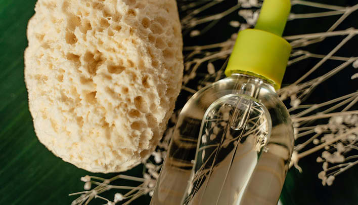 Lifestyle_708x405_Schwamm_Serum_gru╠êner_Hintergrund_1_26