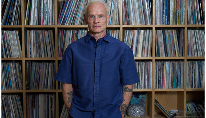 Weißer Mann vor Plattenregal