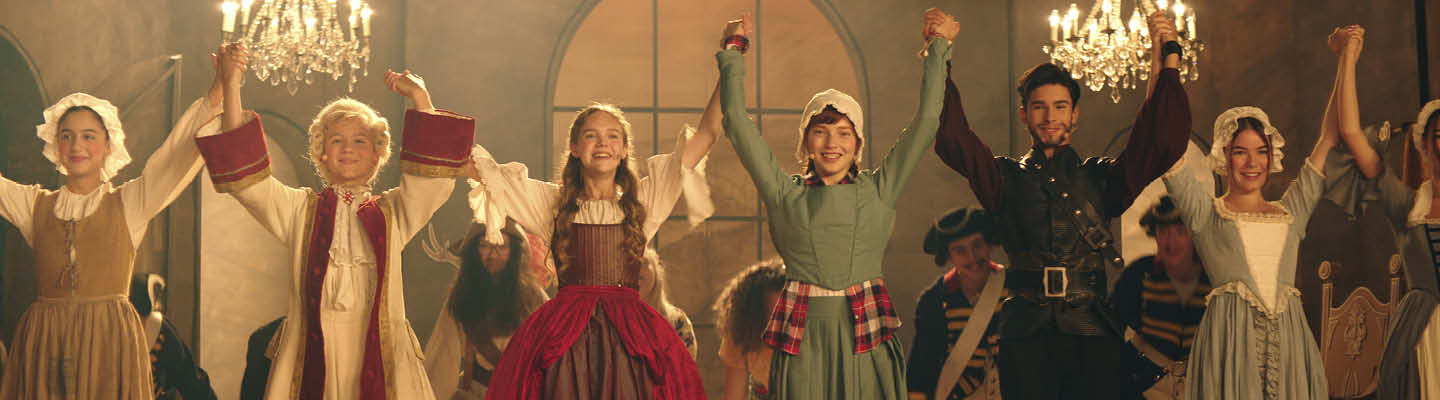 Kinder in mittelalterlichen Kostümen halten sich an den Händen