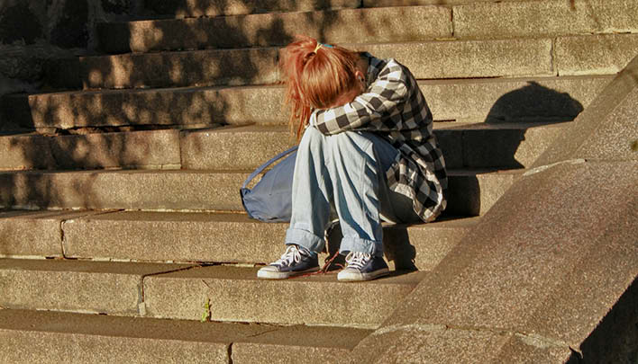 Lifestyle_708x405_Maedchen_Treppe_Niedergeschlagen_4_25-_708x405.jpg
