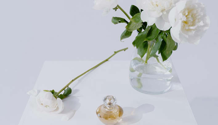 Lifestyle_708x405_Blumenvase_Parfumflakon_4_25_708x405.jpg