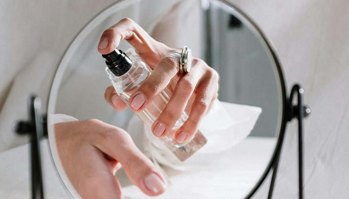 Lifestyle_708x405_Kosmetikspiegel_Spiegelung_Haende_Parfum_4_25_708x405.jpg