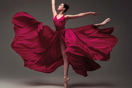 Ballerina im roten Kleid