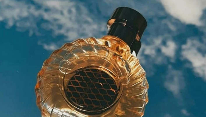 Flakon schwebend vor Himmel