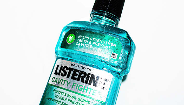 Eine Flasche Mundwasser in blau