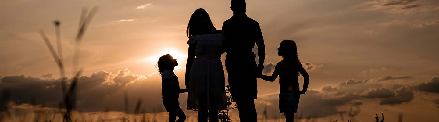 Familie vor Sonnenuntergang