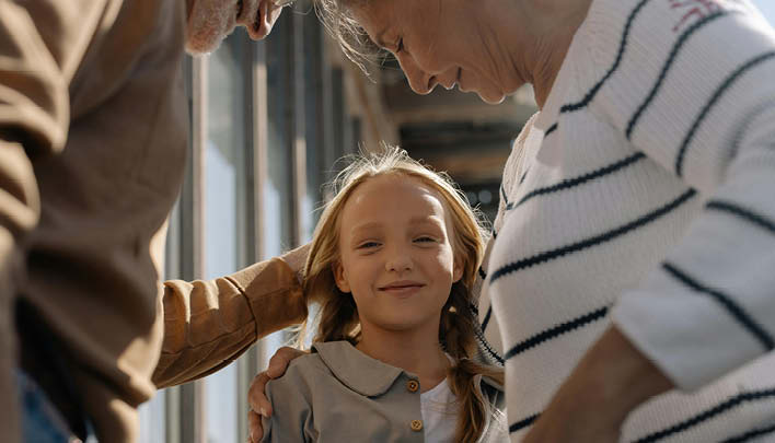 Blondes Mädchen steht in der Mitte
