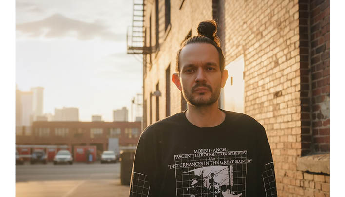 Mann mit langen Haaren zu Dutt gebunden