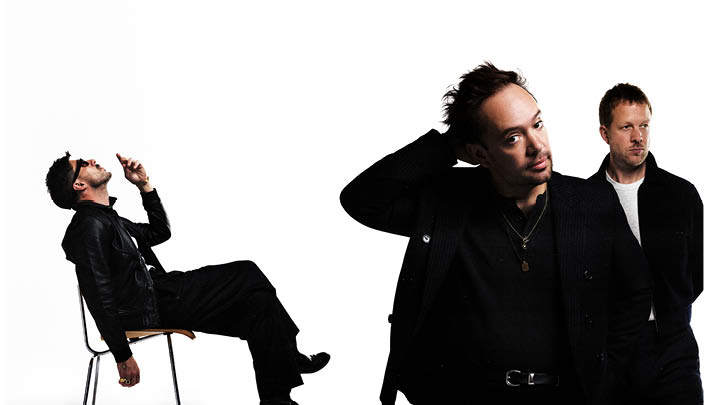 Drei Männer in schwarzen Anzügen