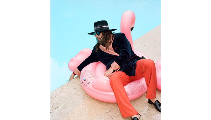 Mann sitzt im Schwimmreifen