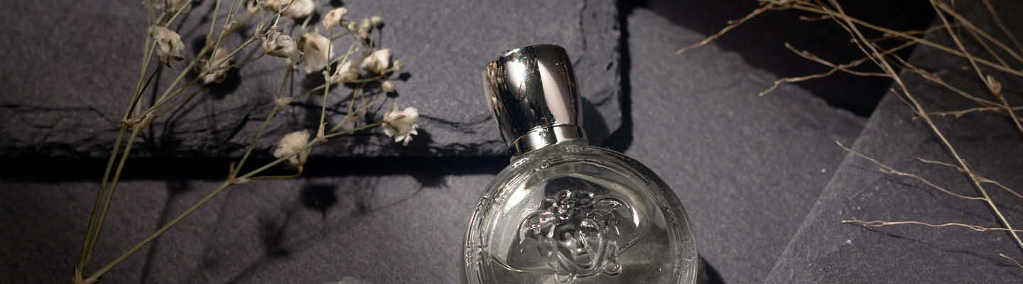 Parfumflakon auf schwarzem Hintergrund