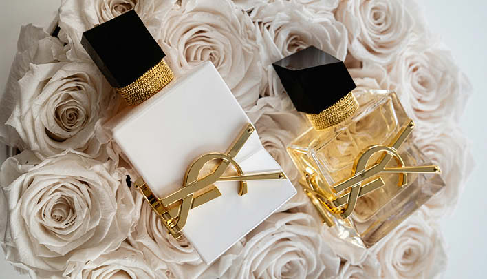 Zwei verschiedene Flakons von Parfüm