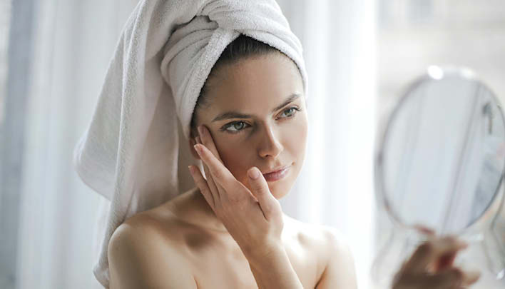 Frau hat Handspiegel in der Hand