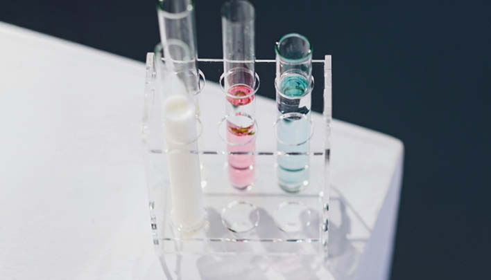 Reagenzgläser auf Tisch