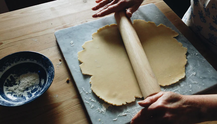 Lifesytle_708x405_Teig_ausrollen_3_25-708x405.jpg