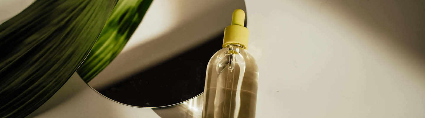 Lifestyle_1440x400_Stillleben_Spiegel_Blatt_Kosmetikflasche_4_25_1440x400.jpg