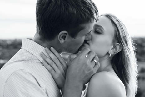 Pärchen küsst sich