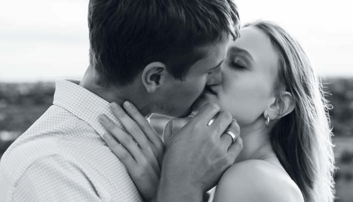 Paar küsst sich in schwarz-weiss