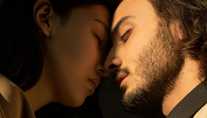 Mann und Frau küssen sich