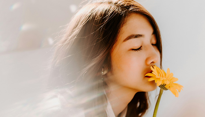 Lifestyle_708x405_Frau_Blume_Riechen_3_25-708x405.jpg