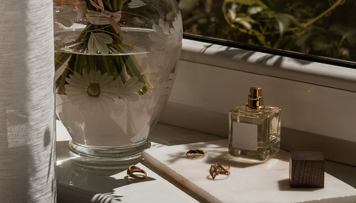 Lifestyle_708x405_Parfum_Fensterbrett_Blumenvase_Ringe_3_25-708x405.jpg